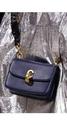 Details Christian Dior , Details Dior Fall 2018 Ready-to-Wear , Детали показа Кристиан Диор , Детали показа Диор осень зима 2018 , Fashion show , неделя моды в Париже , PFW , Мария Грация Кьюри , Mainstyles